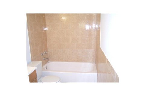 Condo in Lauderhill, Florida, 2 bedrooms № 2243596 - photo 4