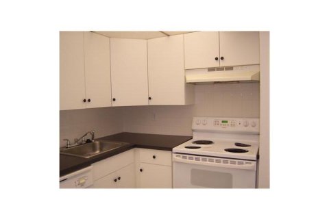 Condo in Lauderhill, Florida, 2 bedrooms № 2243596 - photo 2