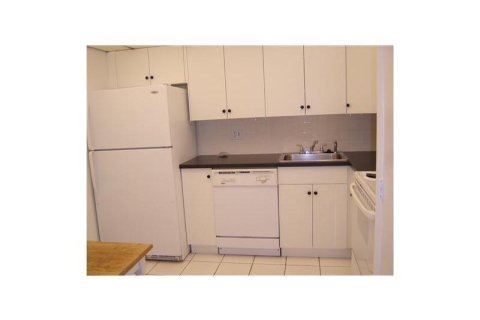 Condo in Lauderhill, Florida, 2 bedrooms № 2243596 - photo 3