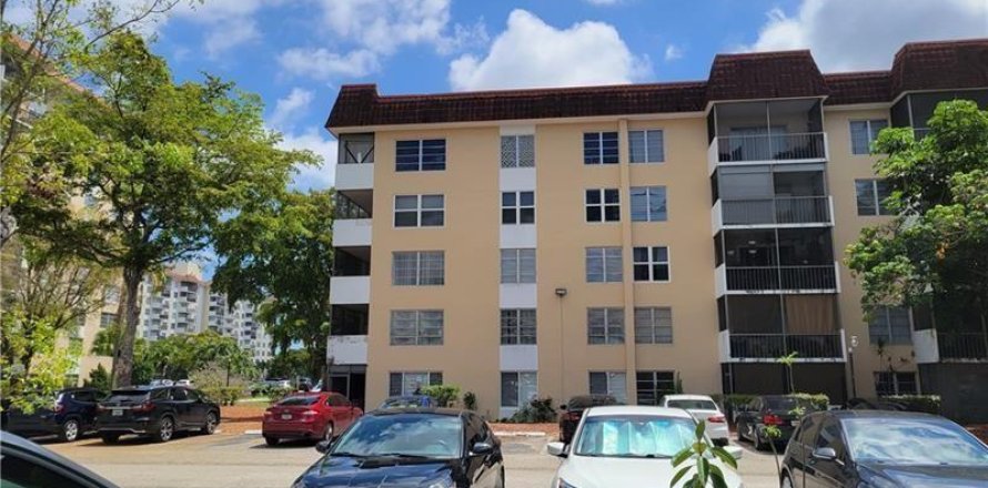 Condo in Lauderhill, Florida, 2 bedrooms № 2243596