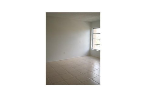 Condo in Lauderhill, Florida, 2 bedrooms № 2243596 - photo 8