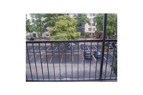 Condo in Lauderhill, Florida, 2 bedrooms № 2243596 - photo 9