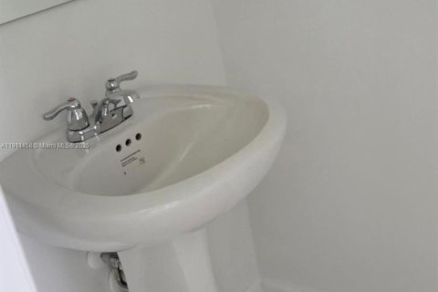 Снять в аренду таунхаус в Хомстед, Флорида 3 спальни, № 1967314 - фото 2