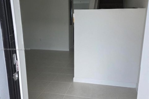 Снять в аренду таунхаус в Хомстед, Флорида 3 спальни, № 1967314 - фото 1