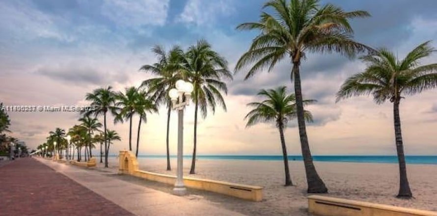 Villa ou maison à Hallandale Beach, Floride 4 chambres, 157.93 m2 № 1958032