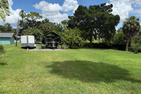 Terrain à New Port Richey, Floride № 2361444
