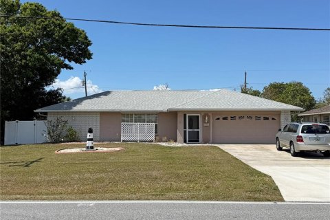 Villa ou maison à vendre à Port Charlotte, Floride: 3 chambres, 155.05 m2 № 1577376 - photo 1