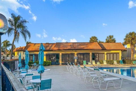 Condo in Lake Worth, Florida, 2 bedrooms  № 1119055 - photo 1