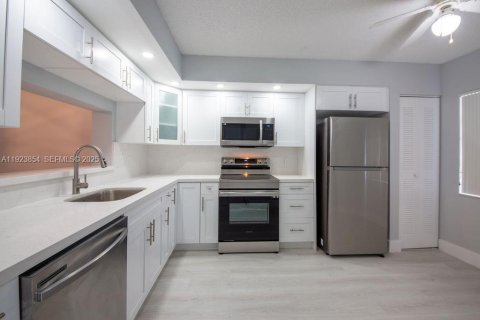 Copropriété à louer à Pembroke Pines, Floride: 2 chambres, 112.13 m2 № 1982151 - photo 2