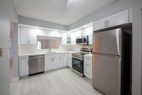 Copropriété à louer à Pembroke Pines, Floride: 2 chambres, 112.13 m2 № 1982151 - photo 1