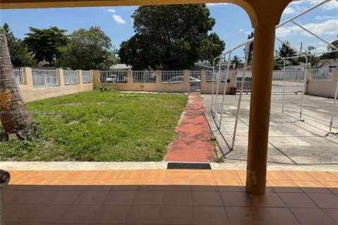 Villa ou maison à vendre à Miami, Floride: 3 chambres, 139.73 m2 № 1701036 - photo 3