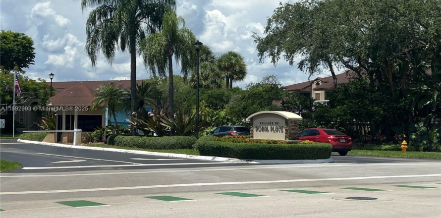 Кондоминиум с 3 спальнями в Дорал, Флорида № 1949250