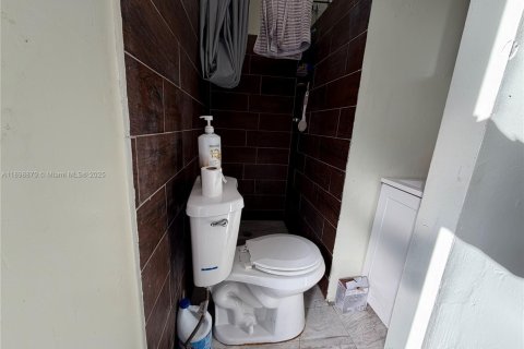 Propiedad comercial en alquiler en Fort Lauderdale, Florida, 1 dormitorio, 113.99 m2 № 1950998 - foto 3