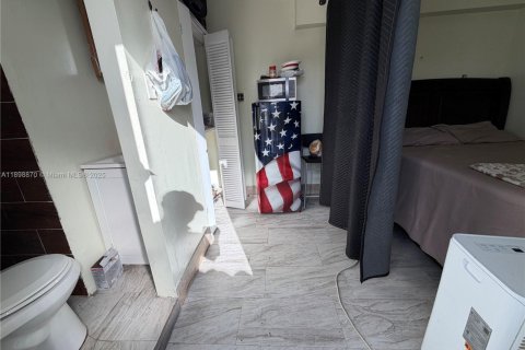 Propiedad comercial en alquiler en Fort Lauderdale, Florida, 1 dormitorio, 113.99 m2 № 1950998 - foto 4