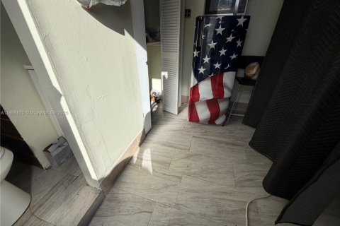 Propiedad comercial en alquiler en Fort Lauderdale, Florida, 1 dormitorio, 113.99 m2 № 1950998 - foto 1