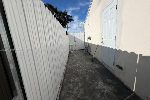 Propiedad comercial en alquiler en Fort Lauderdale, Florida, 1 dormitorio, 113.99 m2 № 1950998 - foto 2