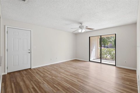 Condo in Port Orange, Florida, 2 bedrooms № 2097494 - photo 11