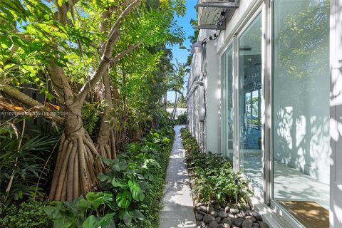 House in Key Biscayne, Florida 4 bedrooms, 618.82 sq.m. № 1695637 - photo 13