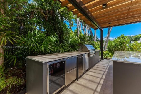 House in Key Biscayne, Florida 4 bedrooms, 618.82 sq.m. № 1695637 - photo 11
