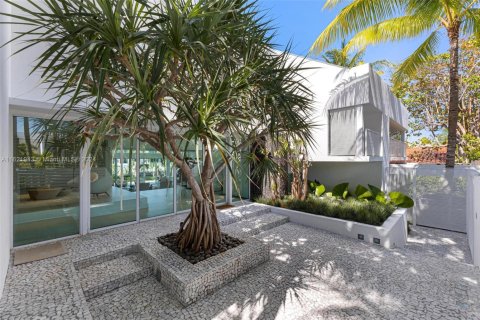 House in Key Biscayne, Florida 4 bedrooms, 618.82 sq.m. № 1695637 - photo 6