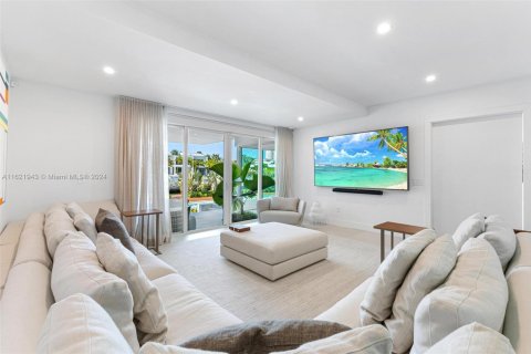 House in Key Biscayne, Florida 4 bedrooms, 618.82 sq.m. № 1695637 - photo 22