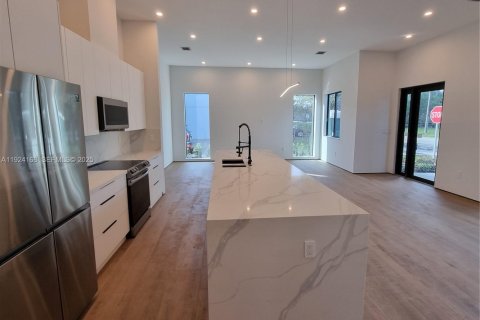 Touwnhouse à louer à Fort Lauderdale, Floride: 3 chambres, 149.29 m2 № 1982229 - photo 2