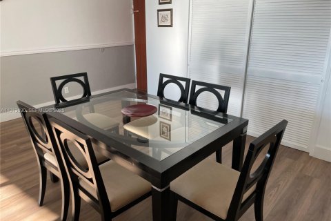 Снять в аренду кондоминиум в Лодердейл-бай-те-Си, Флорида 1 спальня, 75.44м2, № 2035128 - фото 4