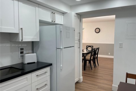 Снять в аренду кондоминиум в Лодердейл-бай-те-Си, Флорида 1 спальня, 75.44м2, № 2035128 - фото 9