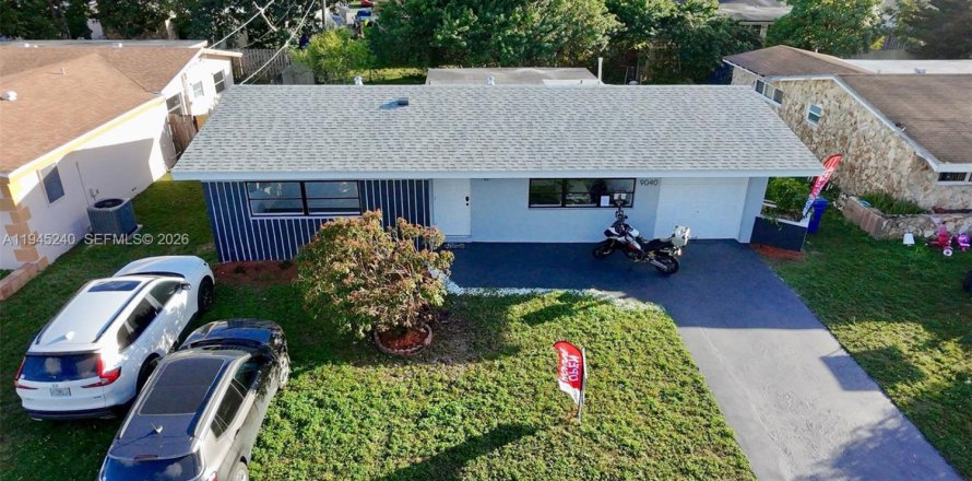 House in Sunrise, Florida 3 bedrooms, 116.78 sq.m. № 2002238