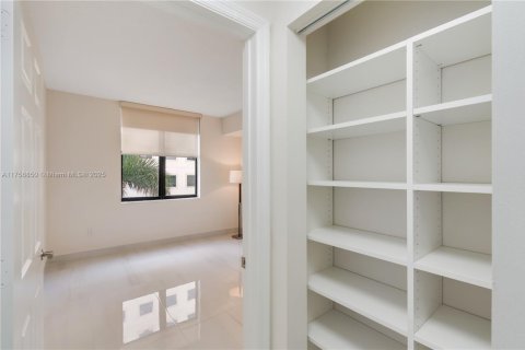 Condo in Coral Gables, Florida, 3 bedrooms  № 1863671 - photo 15