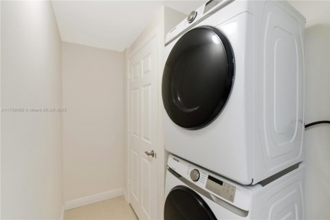 Condo in Coral Gables, Florida, 3 bedrooms  № 1863671 - photo 16
