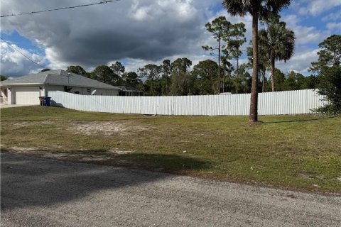 House in Lehigh Acres, Florida 3 bedrooms, 135.45 sq.m. № 1635048 - photo 3