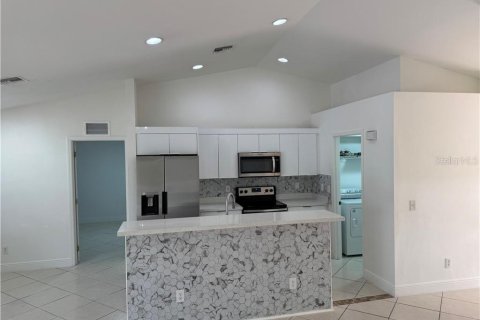 House in Lehigh Acres, Florida 3 bedrooms, 135.45 sq.m. № 1635048 - photo 9