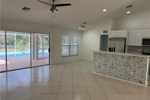 House in Lehigh Acres, Florida 3 bedrooms, 135.45 sq.m. № 1635048 - photo 10