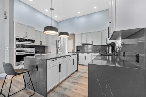 House in Miramar, Florida 3 bedrooms, 229.38 sq.m. № 1994382 - photo 6