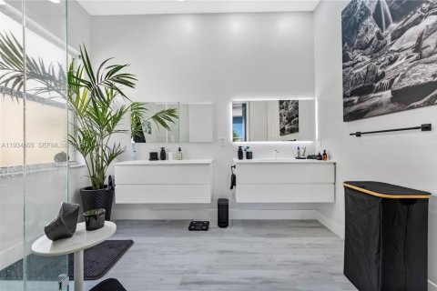 House in Miramar, Florida 3 bedrooms, 229.38 sq.m. № 1994382 - photo 12