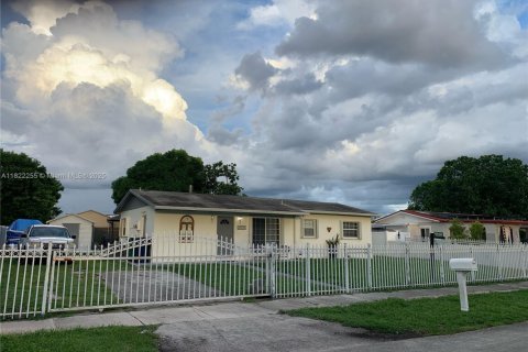 House in Miami Gardens, Florida 3 bedrooms, 98.29 sq.m. № 1977489 - photo 4