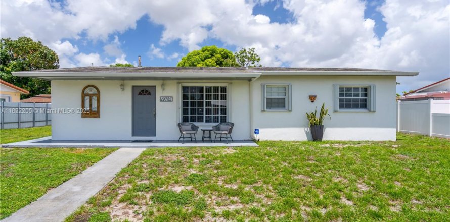 House in Miami Gardens, Florida 3 bedrooms, 98.29 sq.m. № 1977489