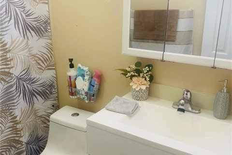 House in Miami Gardens, Florida 3 bedrooms, 98.29 sq.m. № 1977489 - photo 12