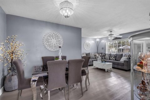 House in Miami Gardens, Florida 3 bedrooms, 98.29 sq.m. № 1977489 - photo 9