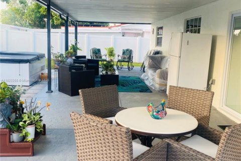 House in Miami Gardens, Florida 3 bedrooms, 98.29 sq.m. № 1977489 - photo 25