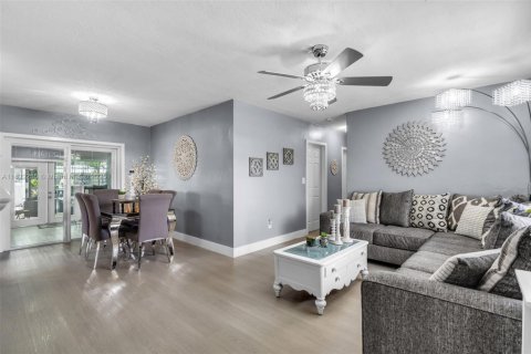 House in Miami Gardens, Florida 3 bedrooms, 98.29 sq.m. № 1977489 - photo 5