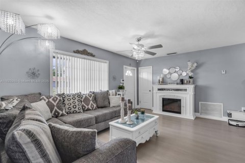 House in Miami Gardens, Florida 3 bedrooms, 98.29 sq.m. № 1977489 - photo 7