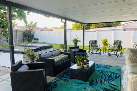 House in Miami Gardens, Florida 3 bedrooms, 98.29 sq.m. № 1977489 - photo 26