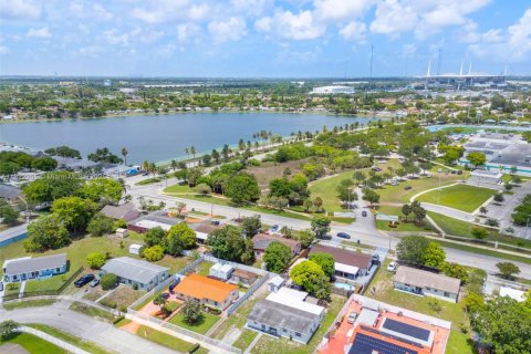 House in Miami Gardens, Florida 3 bedrooms, 98.29 sq.m. № 1977489 - photo 21