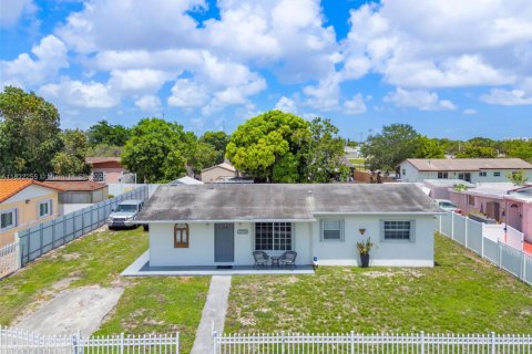 House in Miami Gardens, Florida 3 bedrooms, 98.29 sq.m. № 1977489 - photo 3