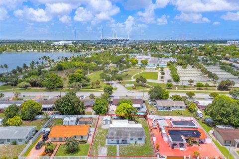 House in Miami Gardens, Florida 3 bedrooms, 98.29 sq.m. № 1977489 - photo 20