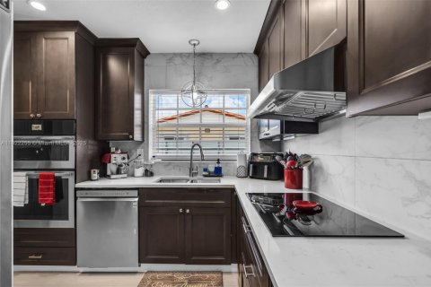 House in Miami Gardens, Florida 3 bedrooms, 98.29 sq.m. № 1977489 - photo 10