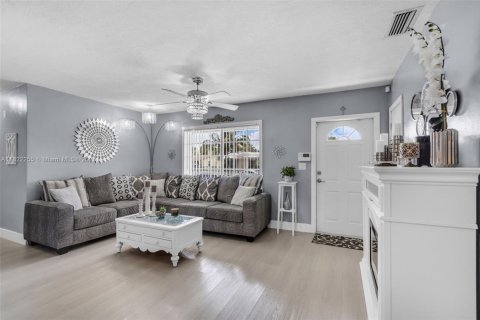 House in Miami Gardens, Florida 3 bedrooms, 98.29 sq.m. № 1977489 - photo 6