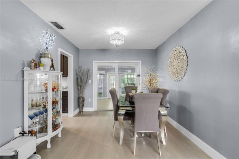 House in Miami Gardens, Florida 3 bedrooms, 98.29 sq.m. № 1977489 - photo 8